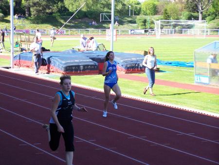 Amélie qui après le lancers de marteau prend part au 200m